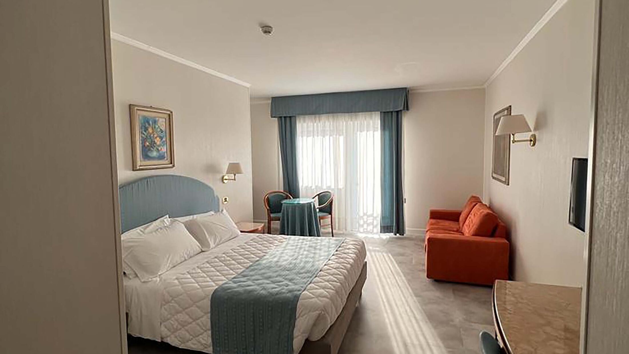 Excelsior-Bay-2023-Deluxe-Room-001-114935-Hybris