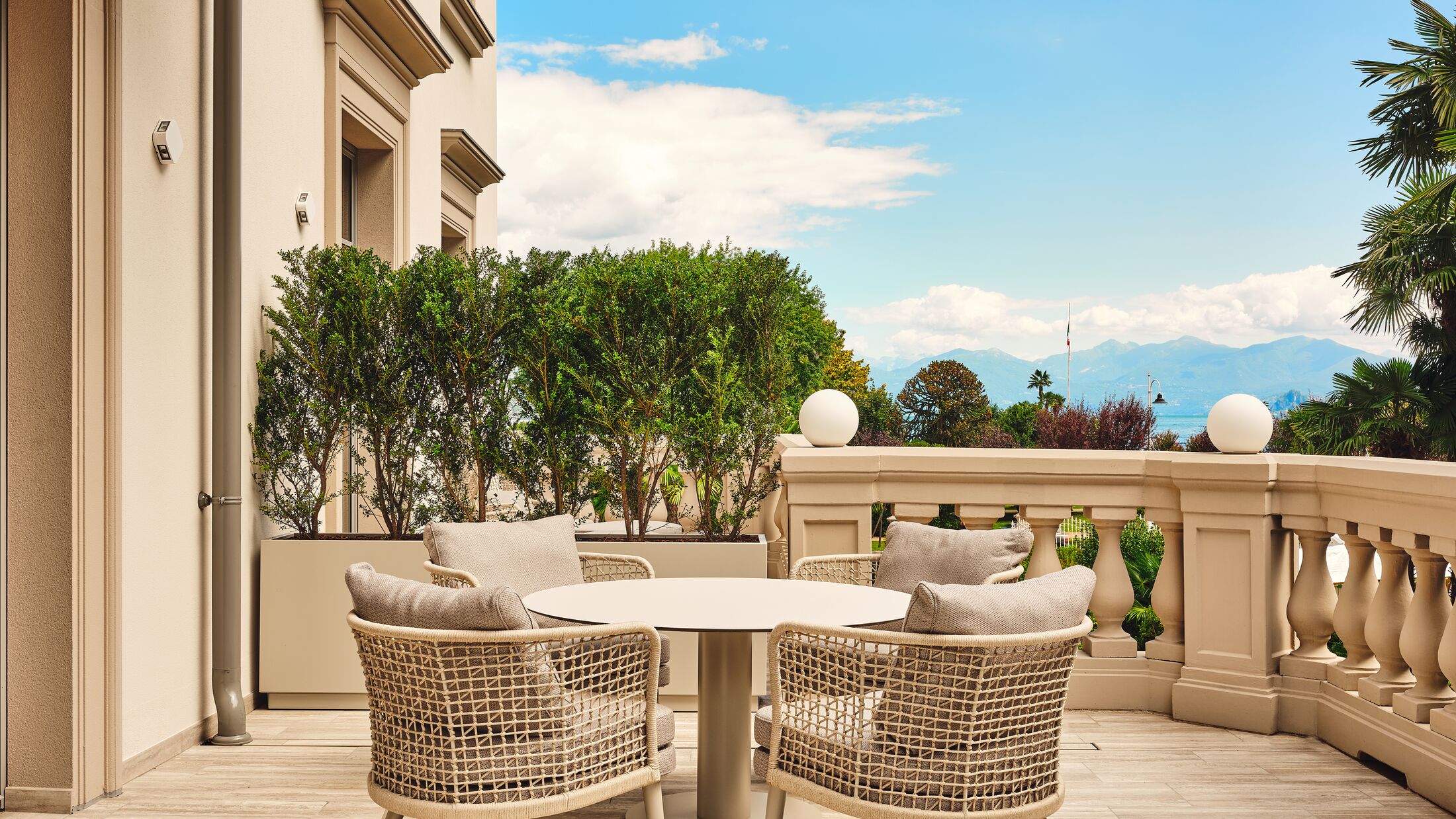 Boutique-Stresa-2023-Deluxe-Room-Garden-View-004-121915-Hybris