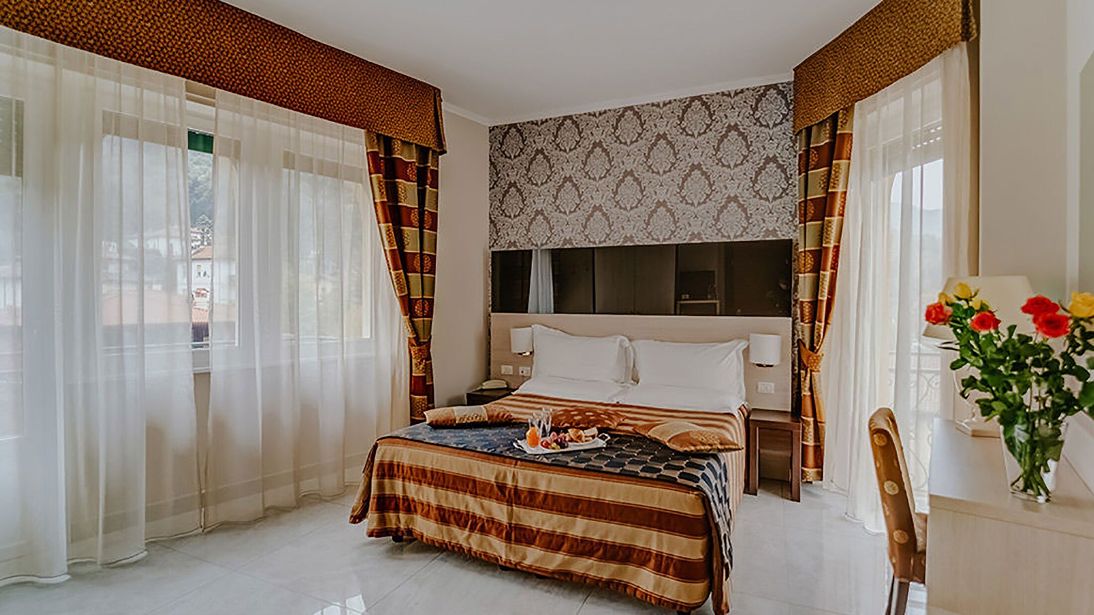 Flora-2024-Deluxe-Lake-View-Room-001-121975-Hybris