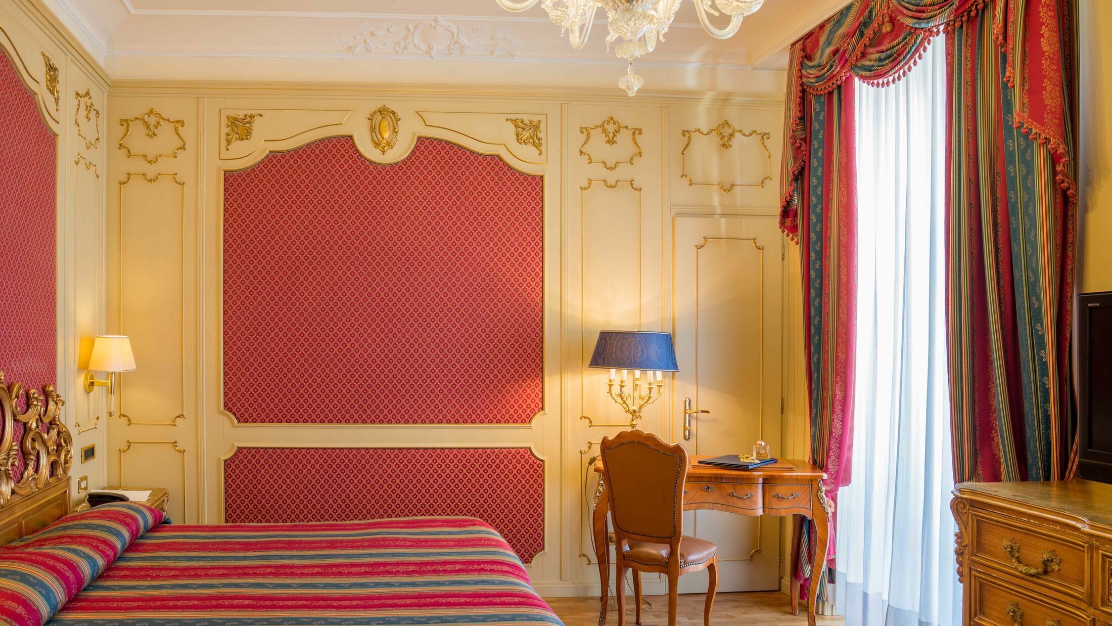 Regina-Palace-Bedroom-002-110838-Hybris