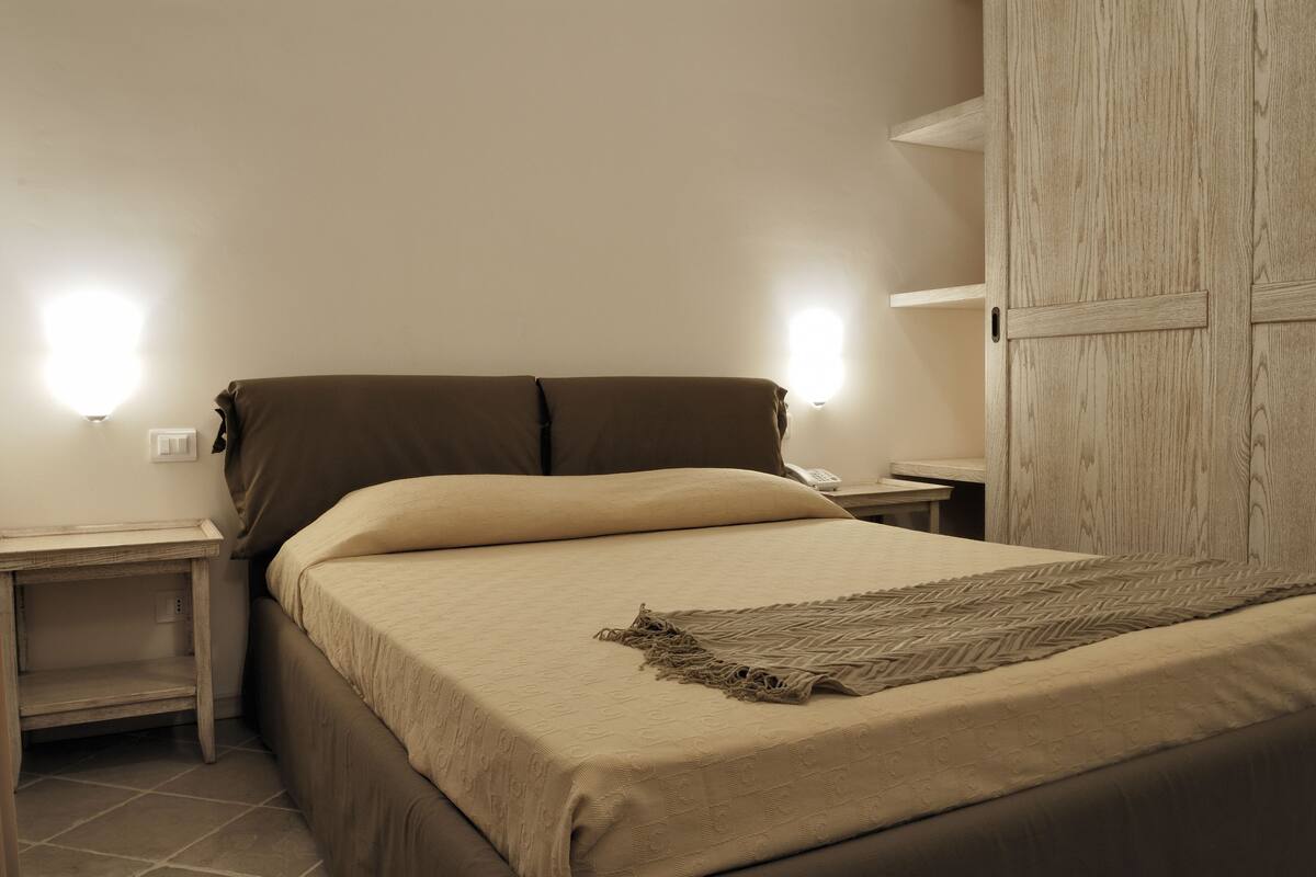 a bedroom with a bed in a hotel room