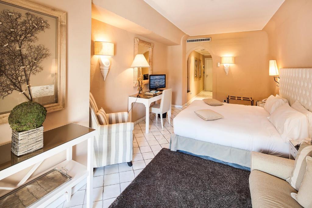 a bedroom with a bed in a room