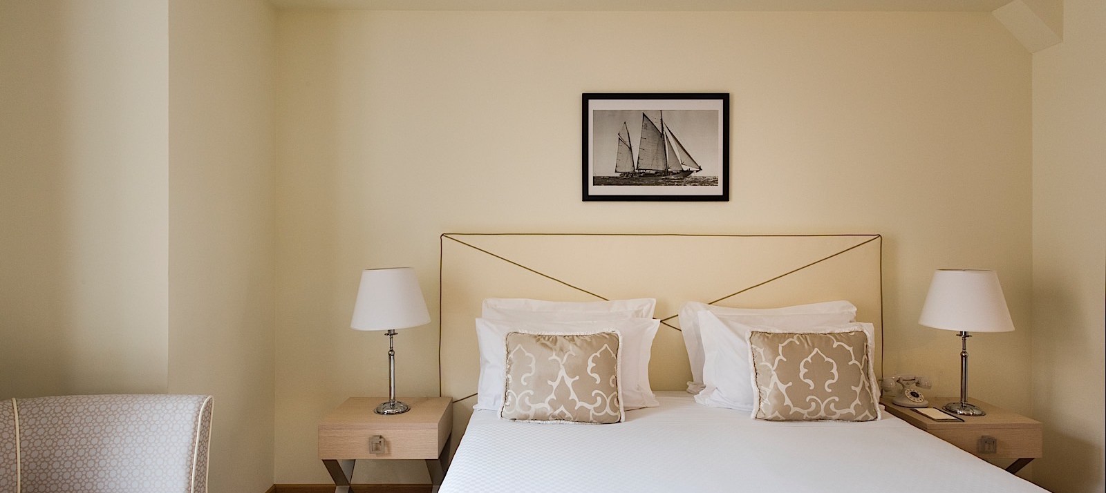 a bedroom with a bed and desk in a hotel room