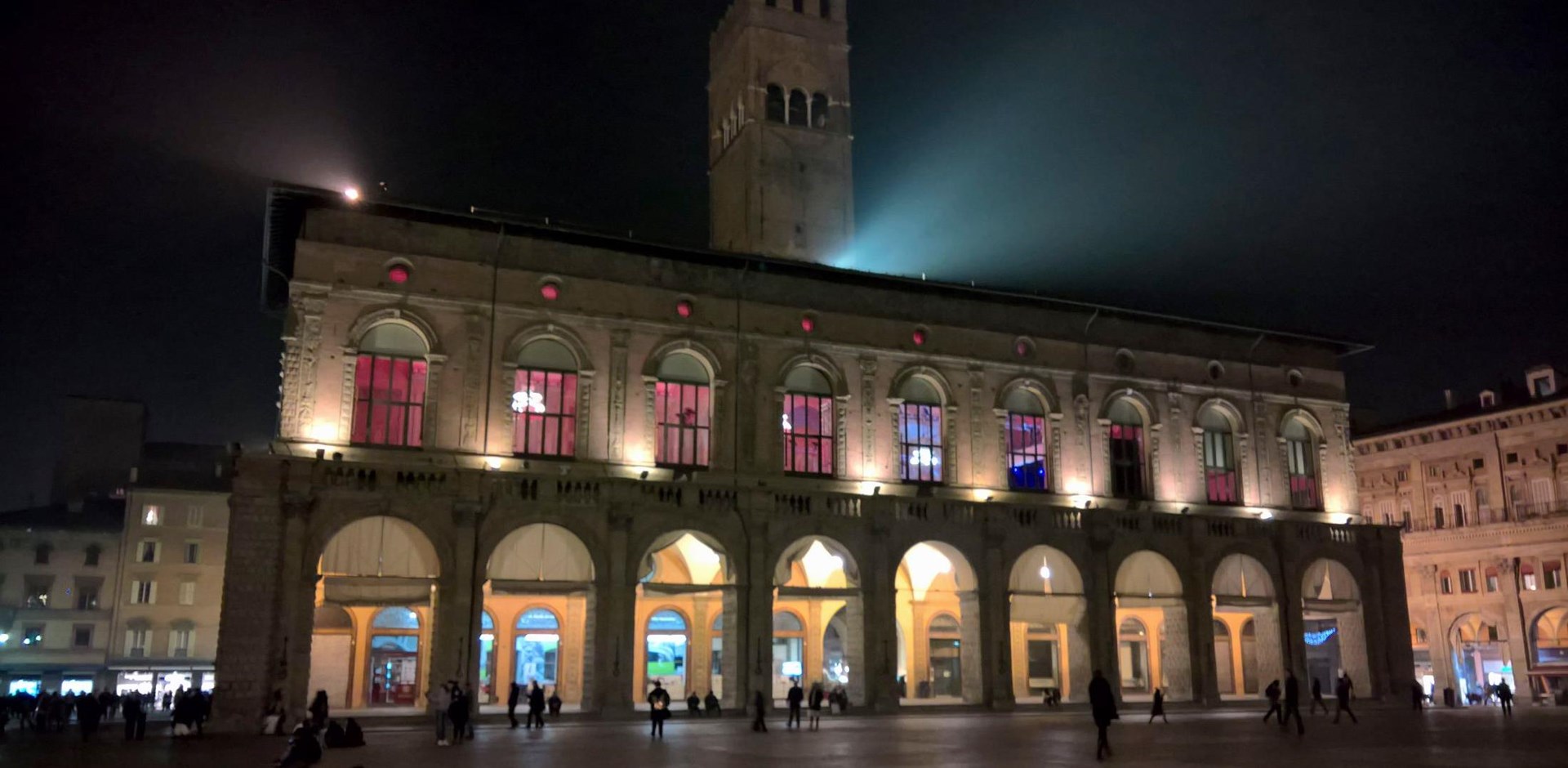 001337_Piazza_Magiore_Bologna_Italy_Adam Williams_001-Hybris