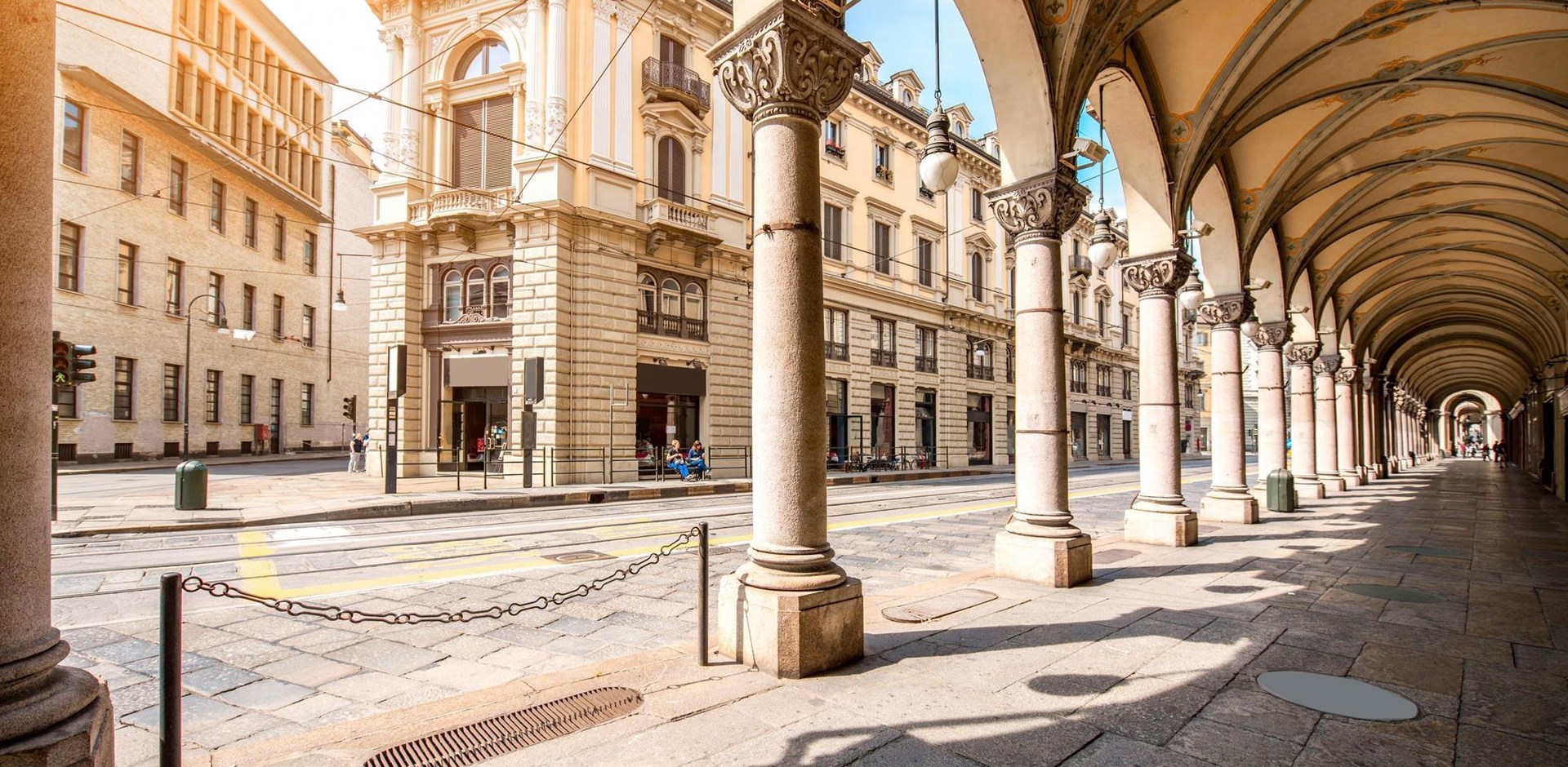 003793-Central-Street-Turin-shutterstock-481584490-Hybris