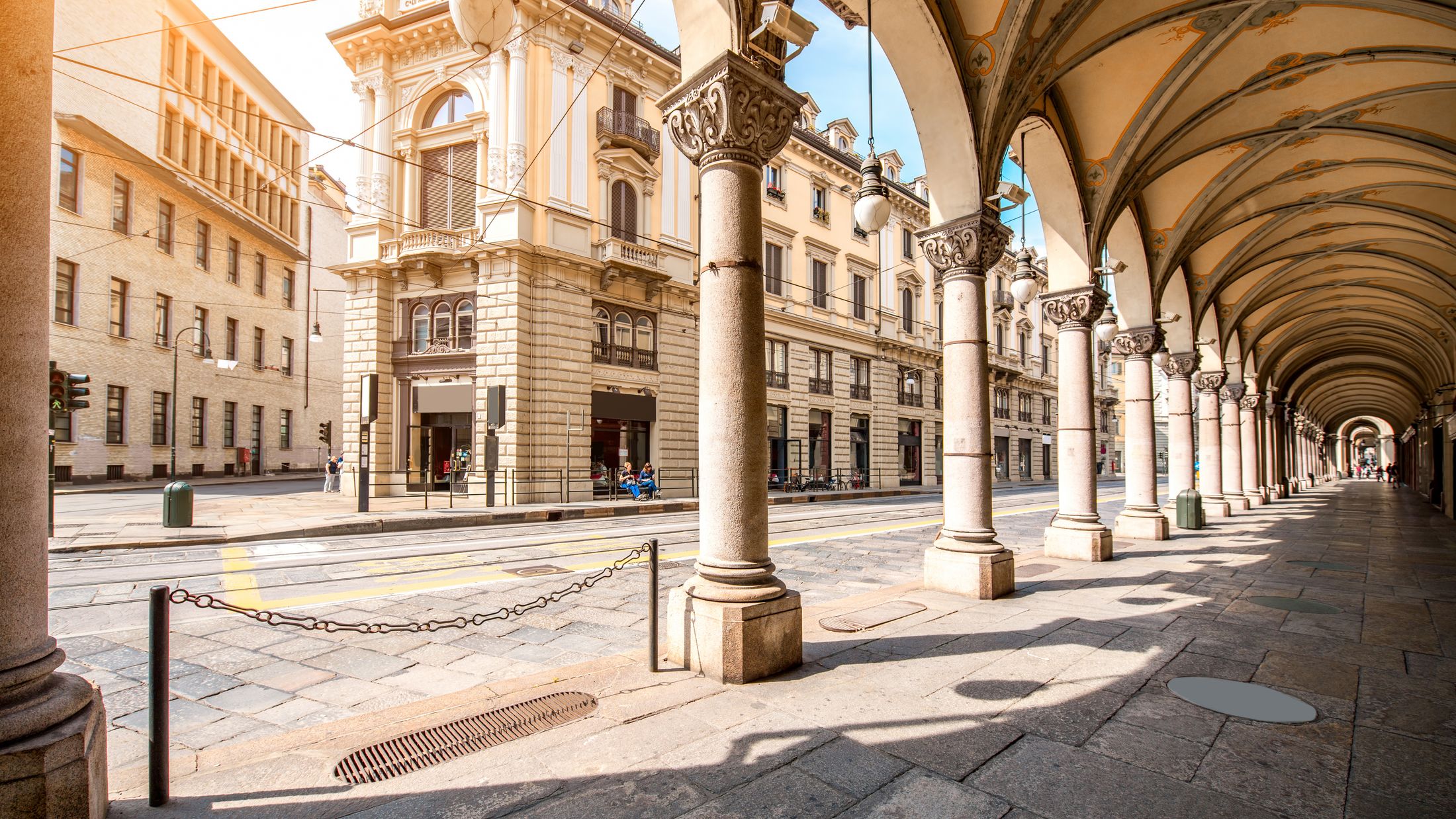 003793-Central-Street-Turin-shutterstock-481584490-Hybris