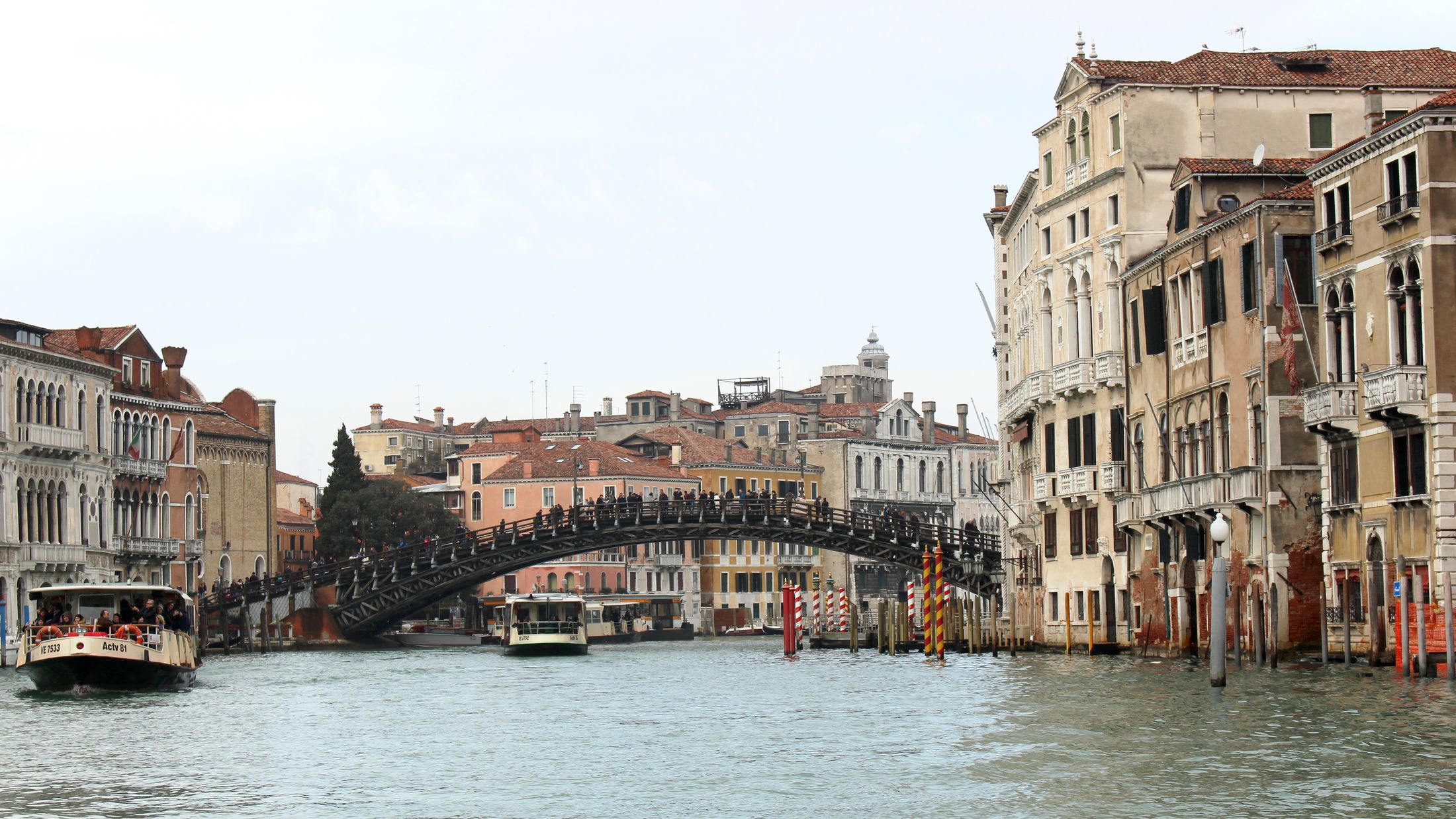 001109_Accademia Bridge on the Grand Canal_Venice_Italy_Emma Wilkinson_no model release_001-Hybris
