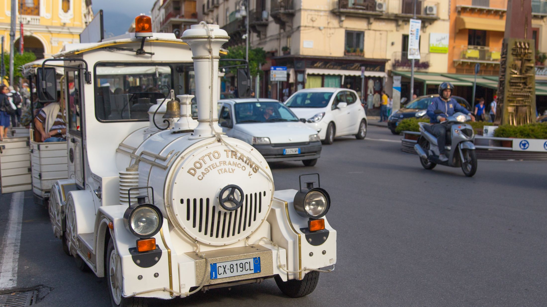 000852_Dotto Train_Piazza Tasso_Sorrento_001_Italy_Hugo King-Fretts_IMG_7730.jpg-Hybris