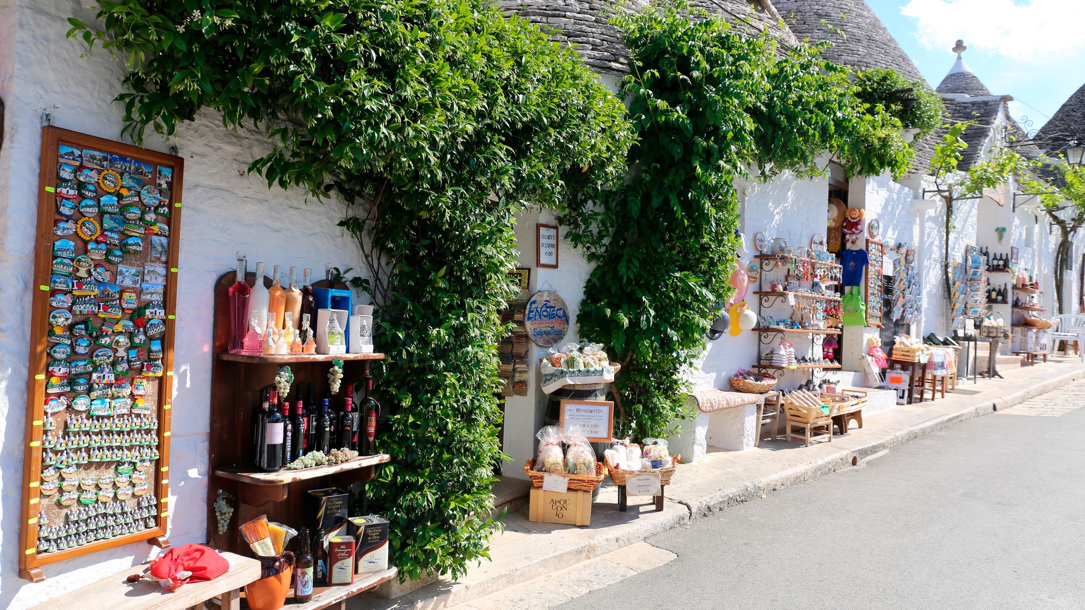 050575-trulli-shops-alberobello-puglia-Hybris