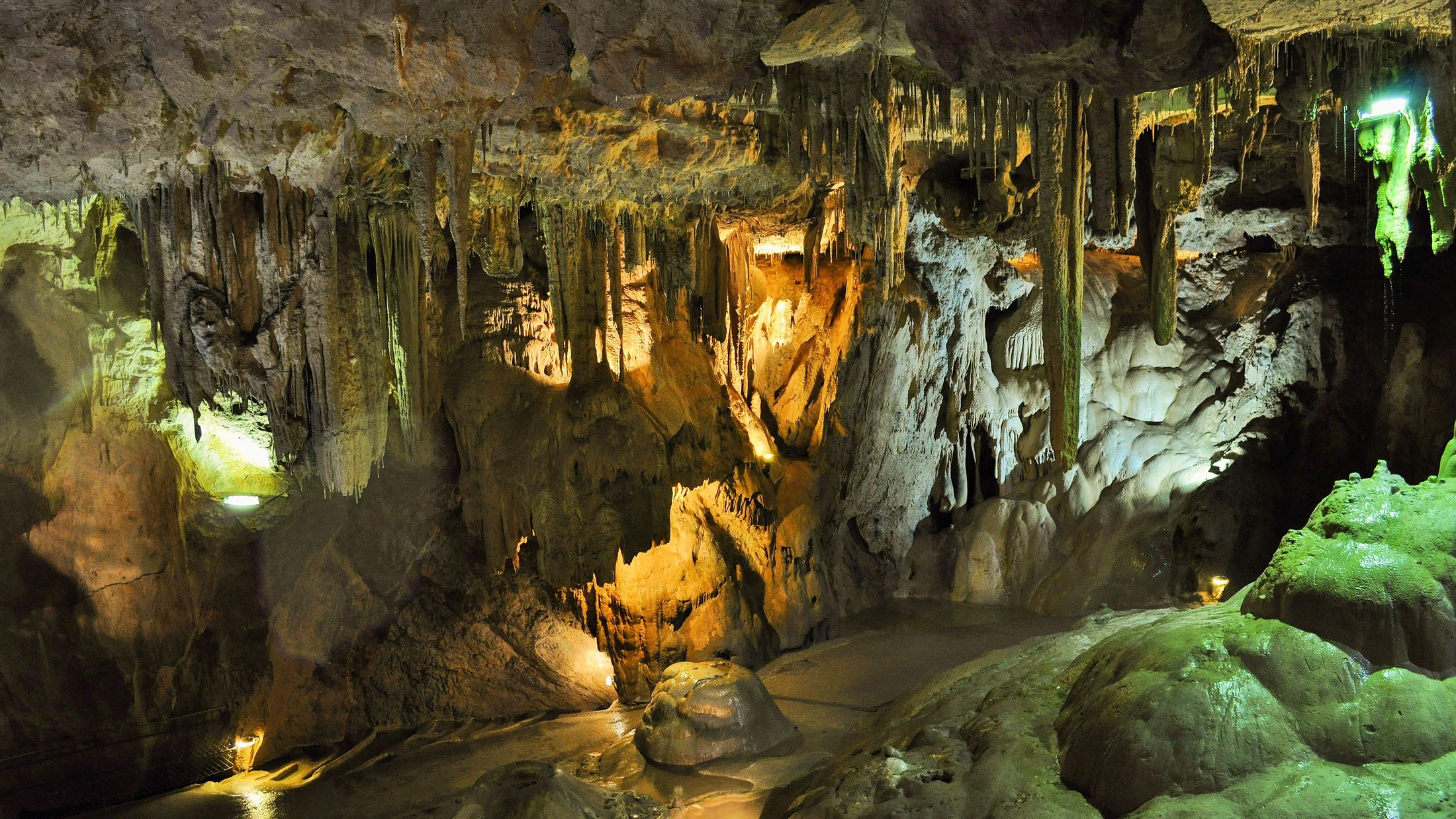 085051_Grotto_Italy_pixabay_cave-498511_001.jpg-Hybris
