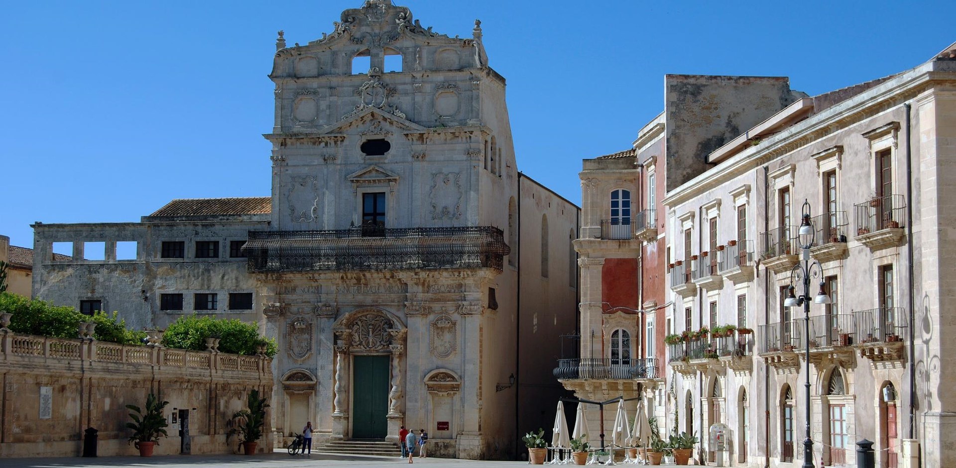 La chiesa di Santa Lucia alla Badia (Church of Saint Lucia to the Abbey) is dedicated to the Patron Saint of Siracusa