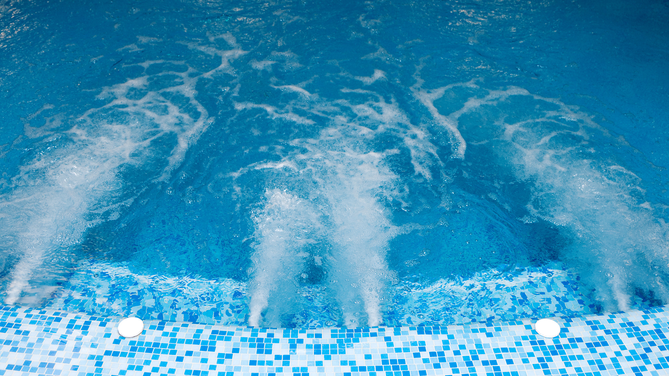 300063_swimming-pool_shutterstock_32082511-Hybris