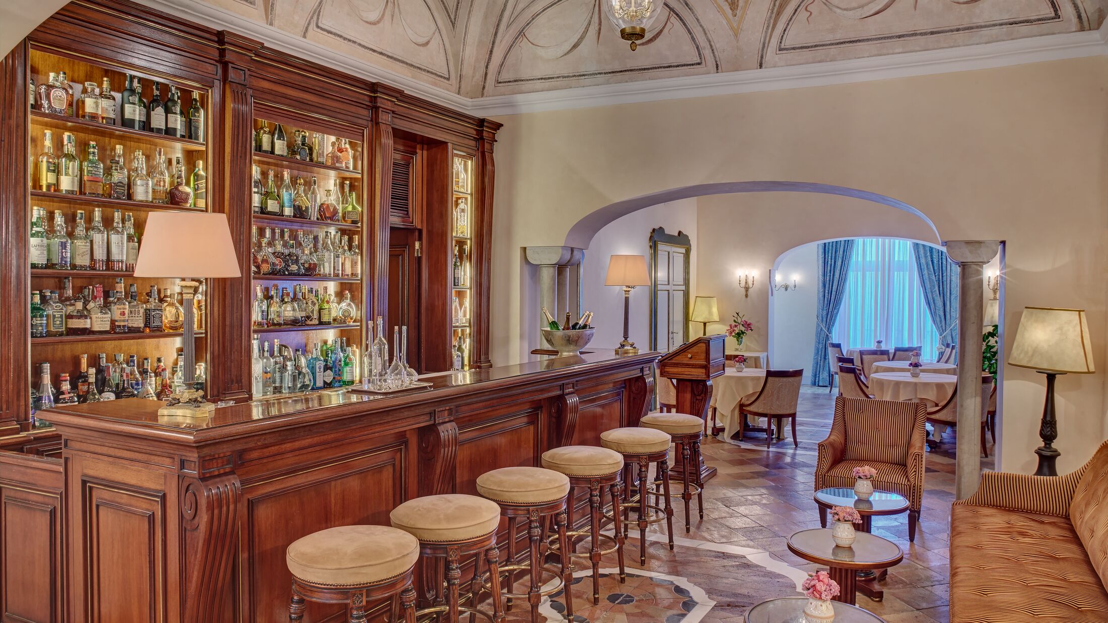 114957-Cocktail-Piano-Bar-001-Hybris
